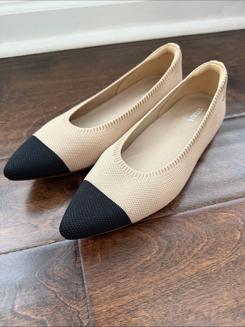 Vivaia Pointed-Toe Ballet Flats Aria 5° beige black toe